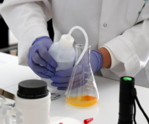 W Liceum Ogólnokształcącym w Górze otwarto nowoczesną pracownię chemiczną [ZDJĘCIA]