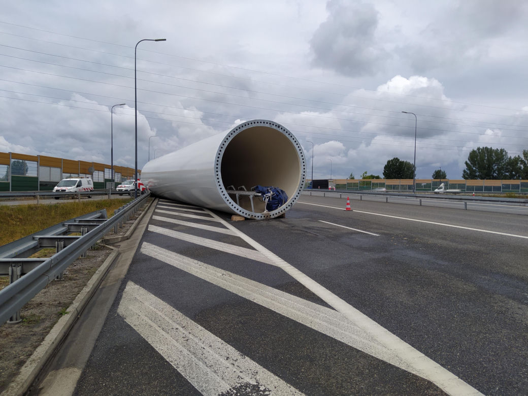 Gigantyczne utrudnienia na A4. Z ciężarówki wypadł ogromny element turbiny