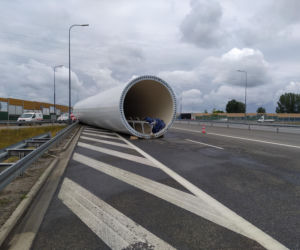 Gigantyczne utrudnienia na A4. Z ciężarówki wypadł ogromny element turbiny