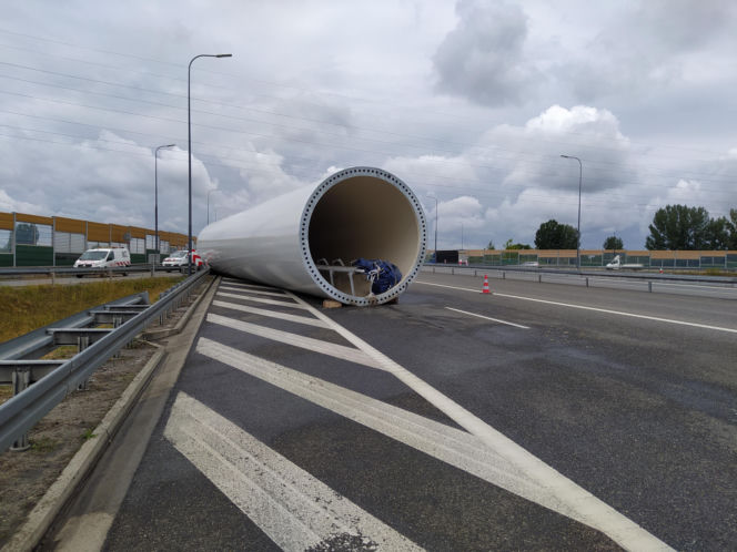 Gigantyczne utrudnienia na A4. Z ciężarówki wypadł ogromny element turbiny