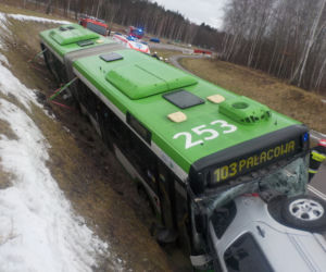 Łyski. Wypadek autobusu pod Białymstokiem. 9 osób rannych. Do szpitala trafiło 3 dzieci