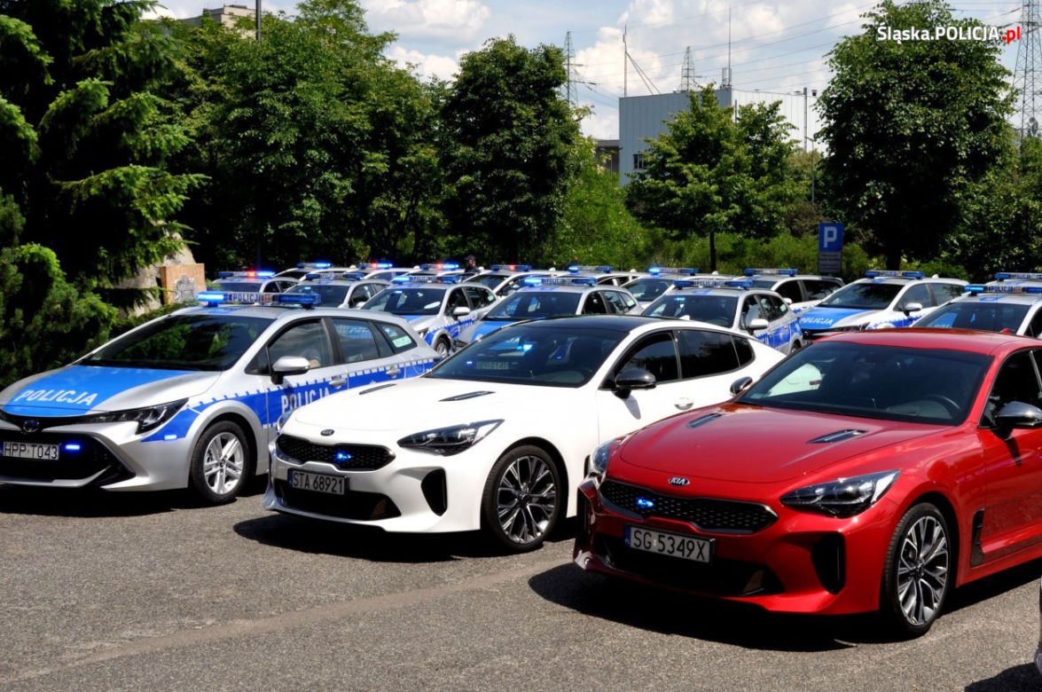Śląska policja ma nowe radiowozy - hybrydowe Toyoty Corolle i szybkie Kie Stinger