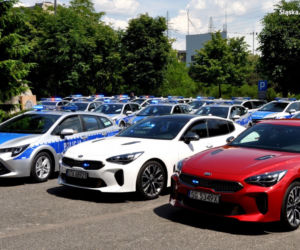 Śląska policja ma nowe radiowozy - hybrydowe Toyoty Corolle i szybkie Kie Stinger