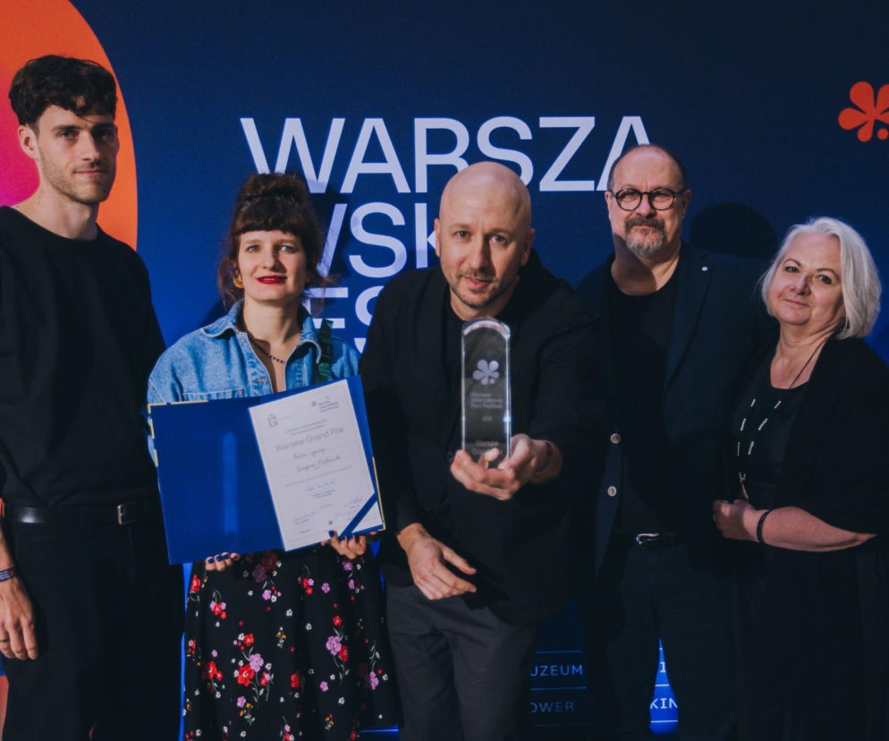 Grzegorz Dębowski ze statuetką Warsaw Grand Prix i laureaci. O zwycięzcach 42. festiwalu WMFF przeczytasz na Eska.