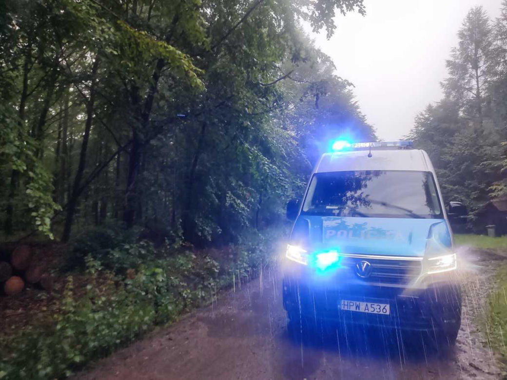 Poszedł na grzyby i zgubił się w lesie. Pomogli policjanci z Kołobrzegu