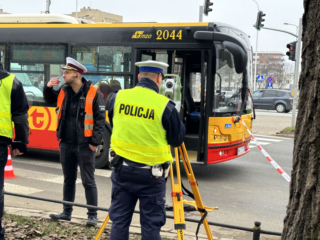 Plama krwi, torebka i rozbite okulary. Rozpacz kierowcy autobusu po koszmarnym wypadku na Mokotowie. Nowe informacje