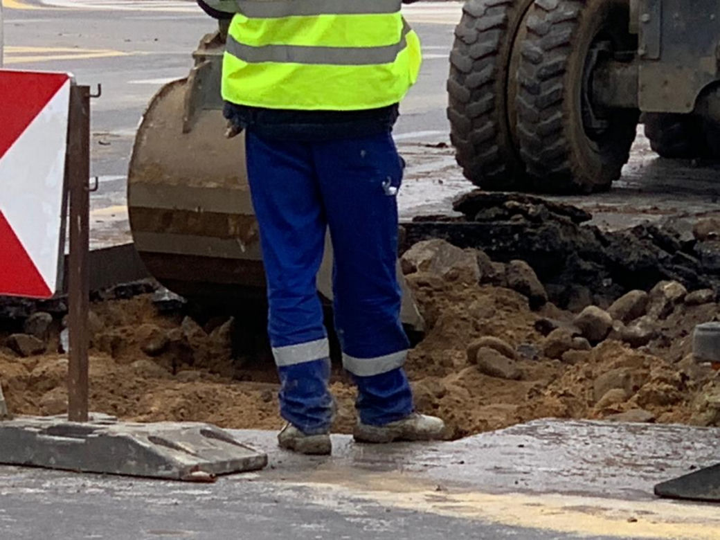Poważna awaria na Mokotowie. Woda podmyła asfalt, wielkie utrudnienia