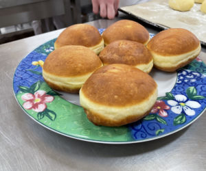 Uczniowie ZS nr 1 przygotowują pączki i faworki