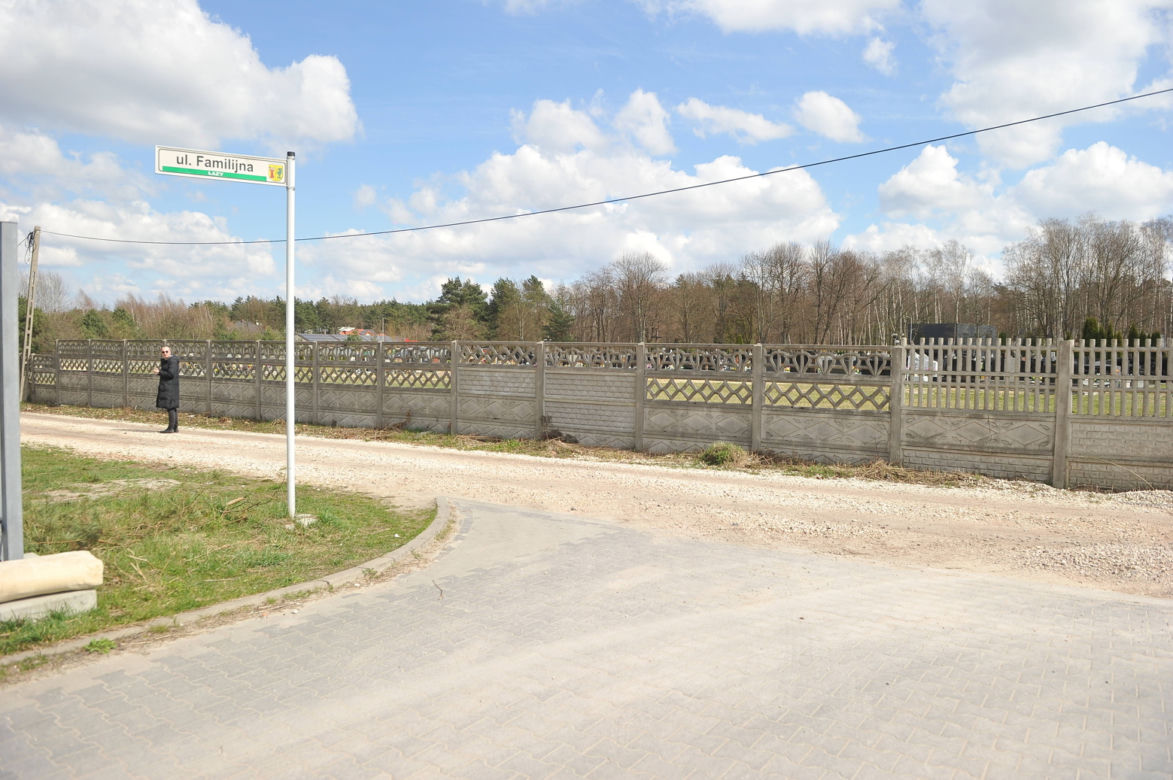 Ma być droga, a są groby. Ksiądz nie dopilnował, grabarz nie wiedział. Pochowali zmarłych na przyszłej jezdni