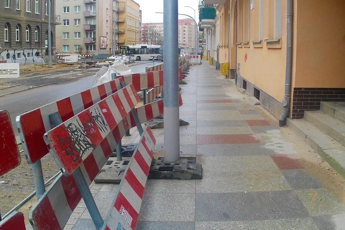 Słupy utrudniają życie pieszym na al. Wyzwolenia
