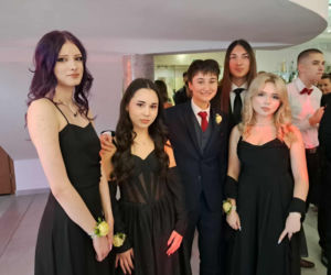 Tak bawili się maturzyści na studniówce skarżyskiego Erbla. Kreacje jak z czerwonego dywanu