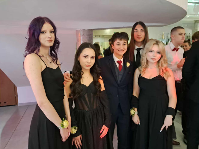 Tak bawili się maturzyści na studniówce skarżyskiego "Erbla". Kreacje jak z czerwonego dywanu