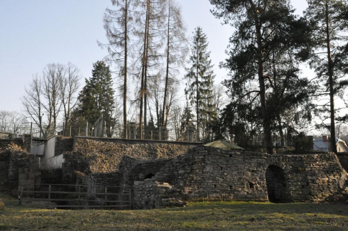 Ruiny Wielkiego Pieca Huty Rejów w Skarżysku-Kamiennej