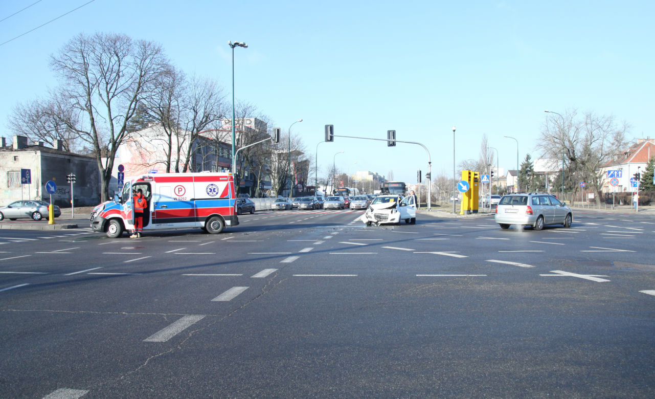 Zderzenie suzuki z karetką na sygnale na skrzyżowaniu Zamienieckiej z Ostrobramską