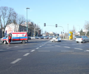 Zderzenie suzuki z karetką na sygnale na skrzyżowaniu Zamienieckiej z Ostrobramską