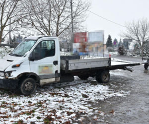 35-latek wrócił z imprezy skradzionym busem. Wyłamał bramę wjazdową