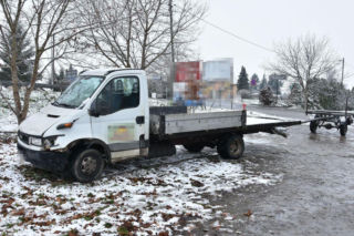 35-latek wrócił z imprezy skradzionym busem. Wyłamał bramę wjazdową