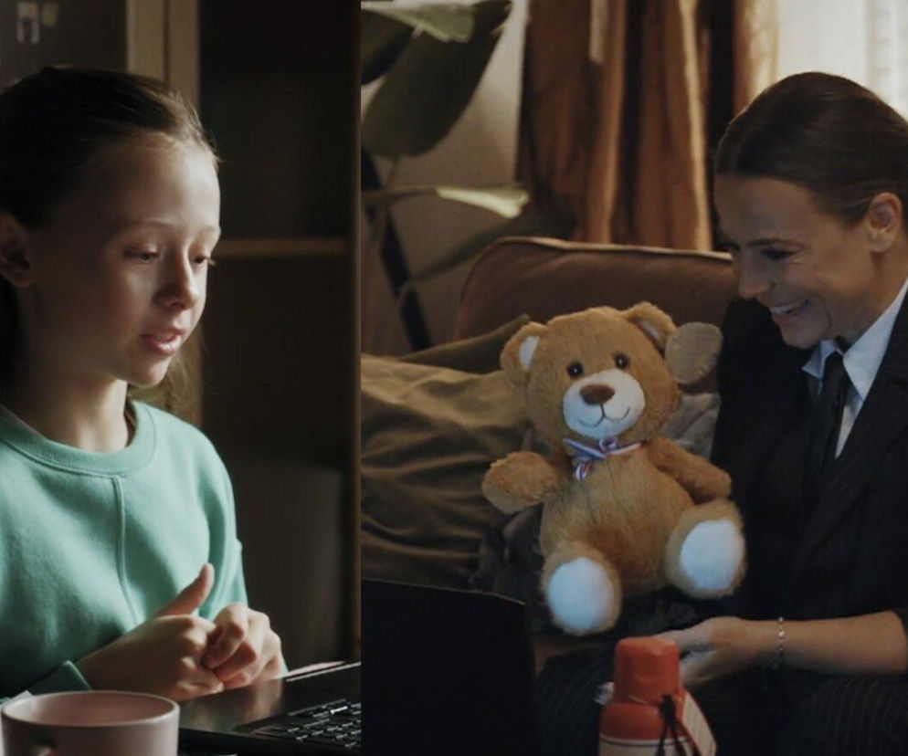 Nadia i Magda (Anna Mucha) rozmawiają online w serialu „M jak miłość”. Nadia siedzi przy laptopie, Magda uśmiecha się, trzymając misia. Scena symbolizuje utrzymanie kontaktu i troskę, ważny wątek w Super Seriale.