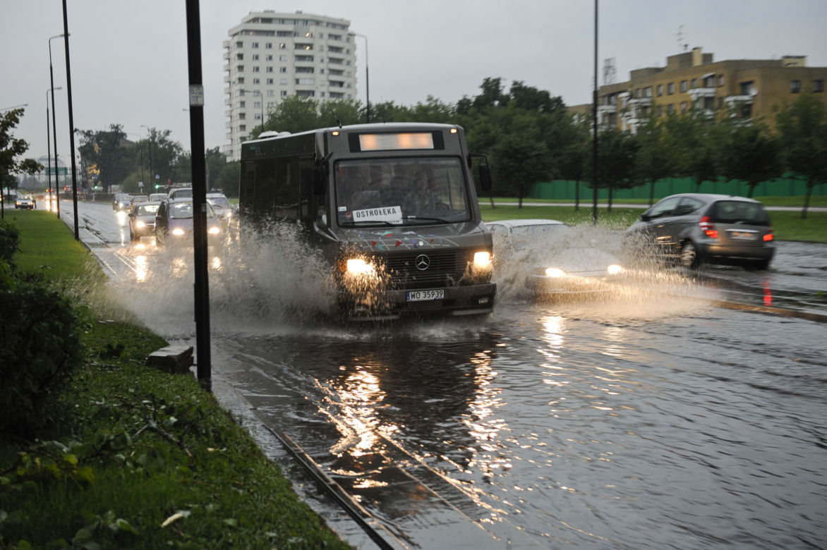 Nawałnica w WARSZAWIE: Ulice pod wodą, połamane drzewa – paraliż komunikacyjny