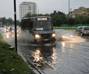 Nawałnica w WARSZAWIE: Ulice pod wodą, połamane drzewa – paraliż komunikacyjny