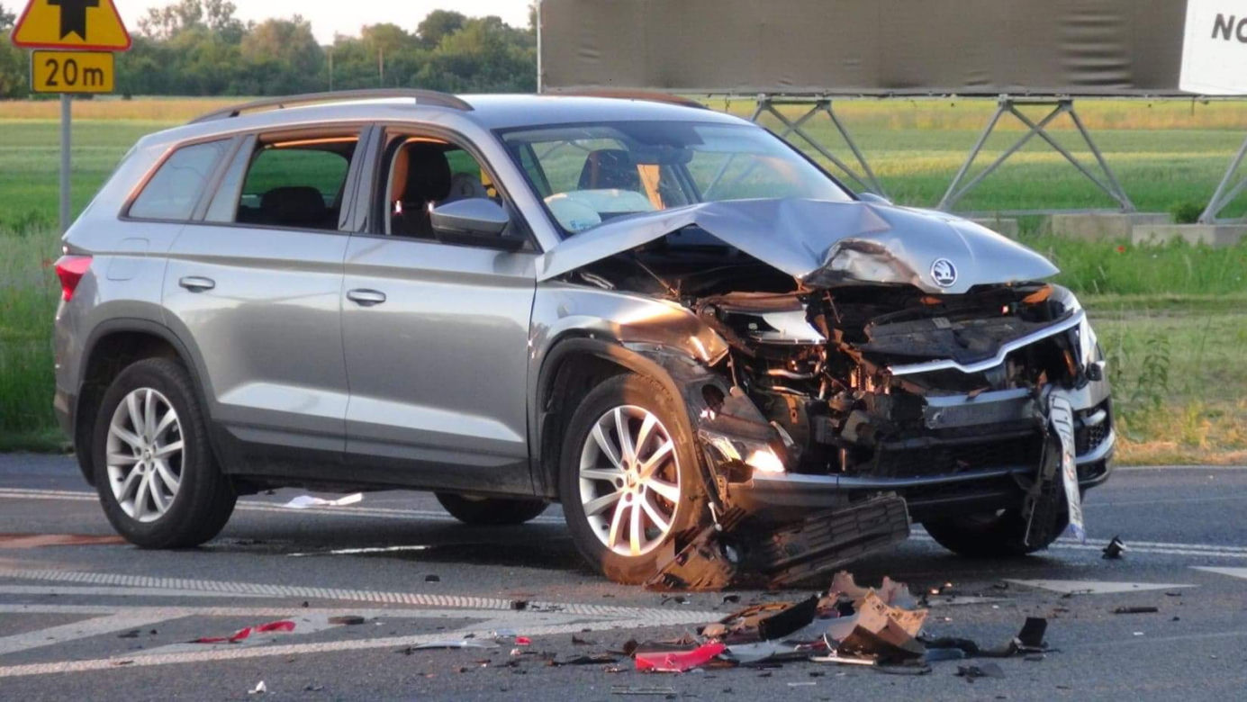 Kia roztrzaskała motocykl, kask toczył się po jezdni. Tragiczny wypadek pod Warszawą