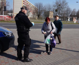 Zakrywanie twarzy OBOWIĄZKOWE! Na Śląsku strażnicy rozdają maski ZA DARMO
