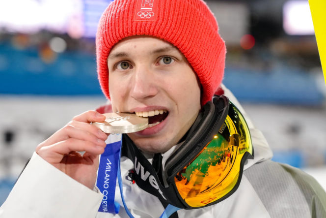 Kacper Tomasiak zaliczył dramatycznie wyglądający upadek w Vikersund