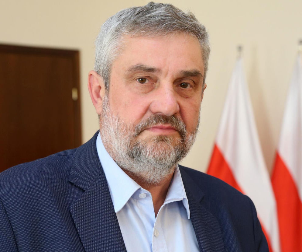 Jan Krzysztof Ardanowski na tle flag Polski. O jego słowach o likwidacji Trybunału przeczytasz na SE Polityka.