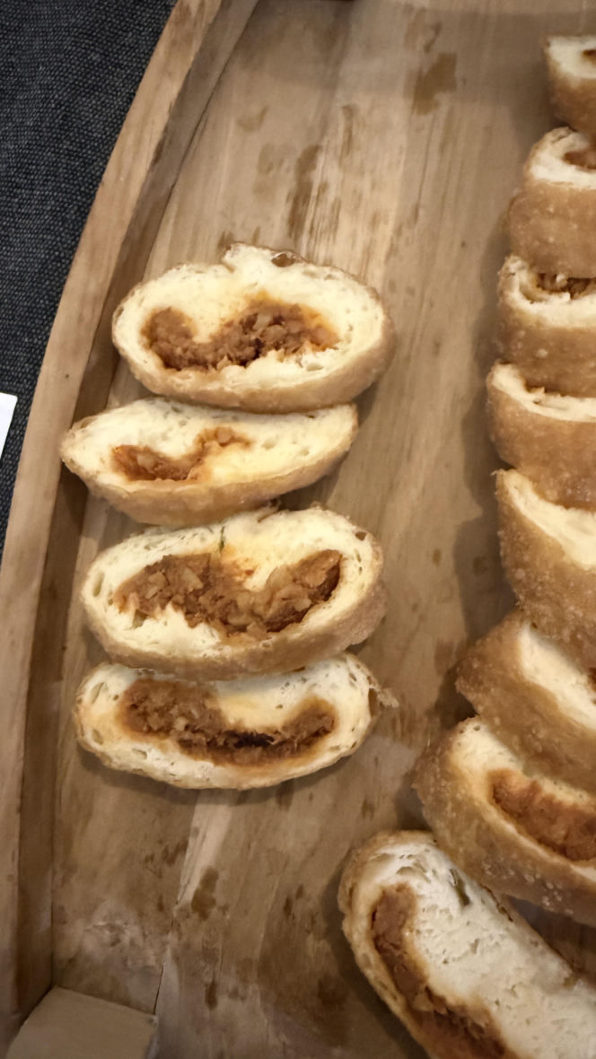 Pączek z paprykarzem kamieńskim