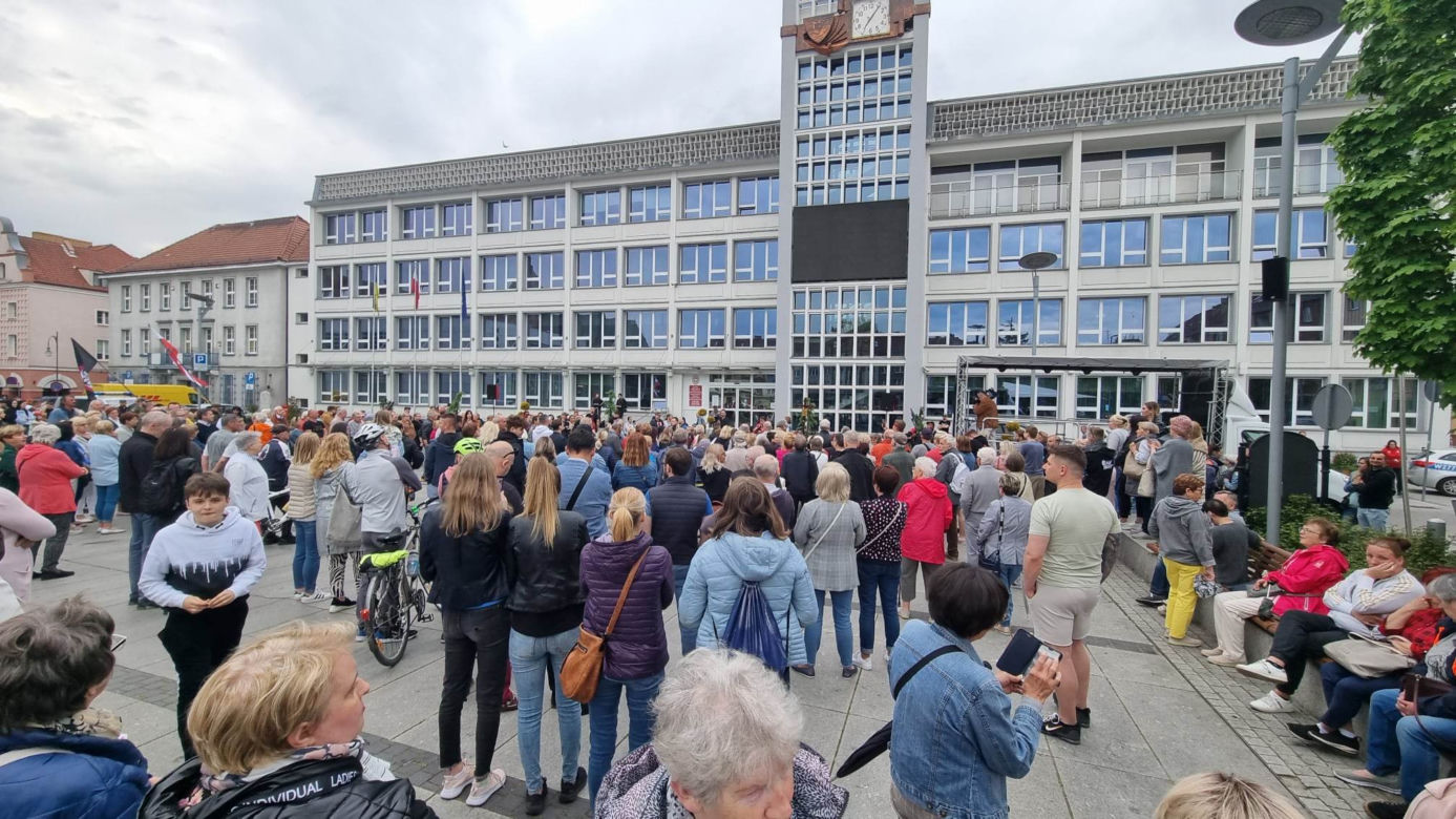 Trumny przed koszalińskim ratuszem. Mieszkańcy protestowali przeciwko zawieszeniu oddziału neurologii