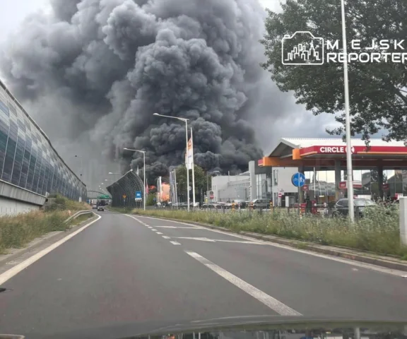 Potężny pożar w Warszawie! Płonie salon samochodowy