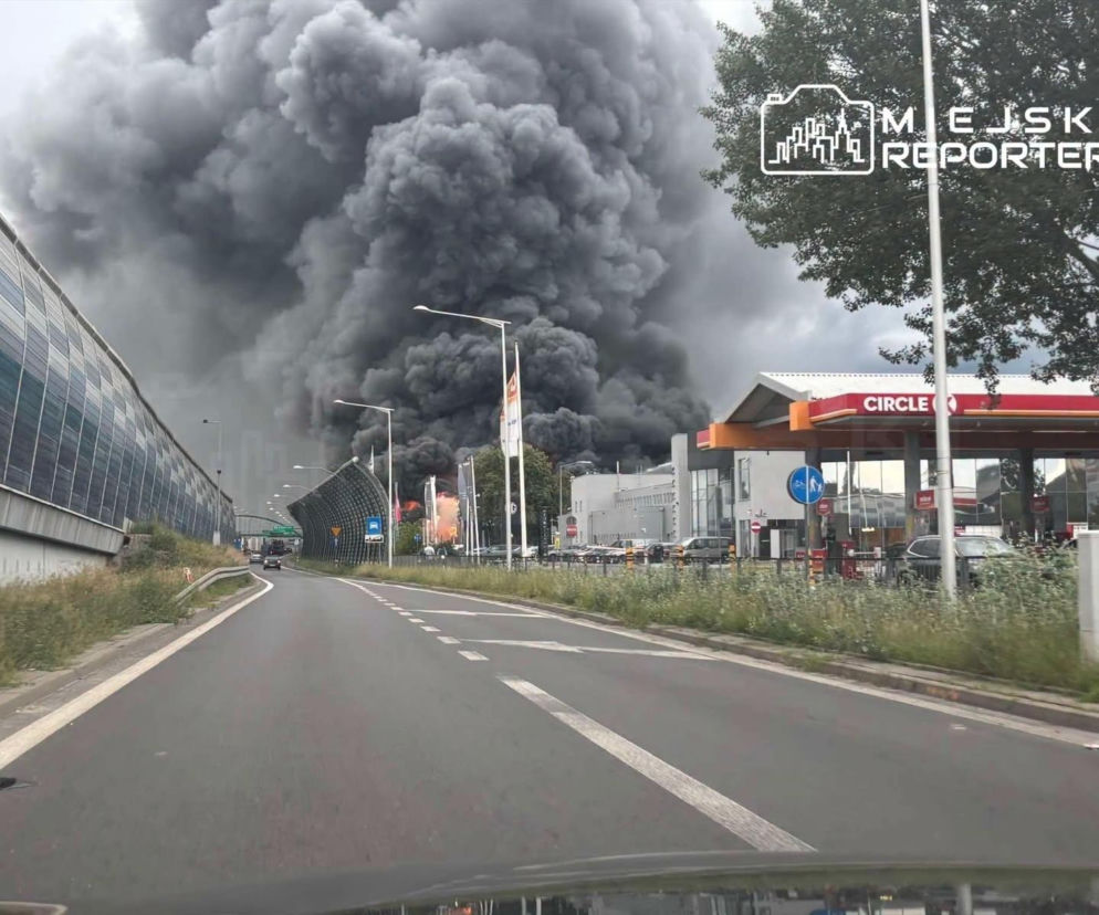 Potężny pożar w Warszawie! Płonie salon samochodowy