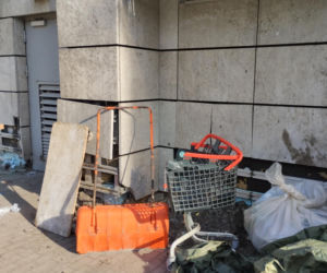 Bałagan na zapleczu warszawskiej Biedronki