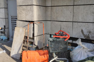 Bałagan na zapleczu warszawskiej Biedronki