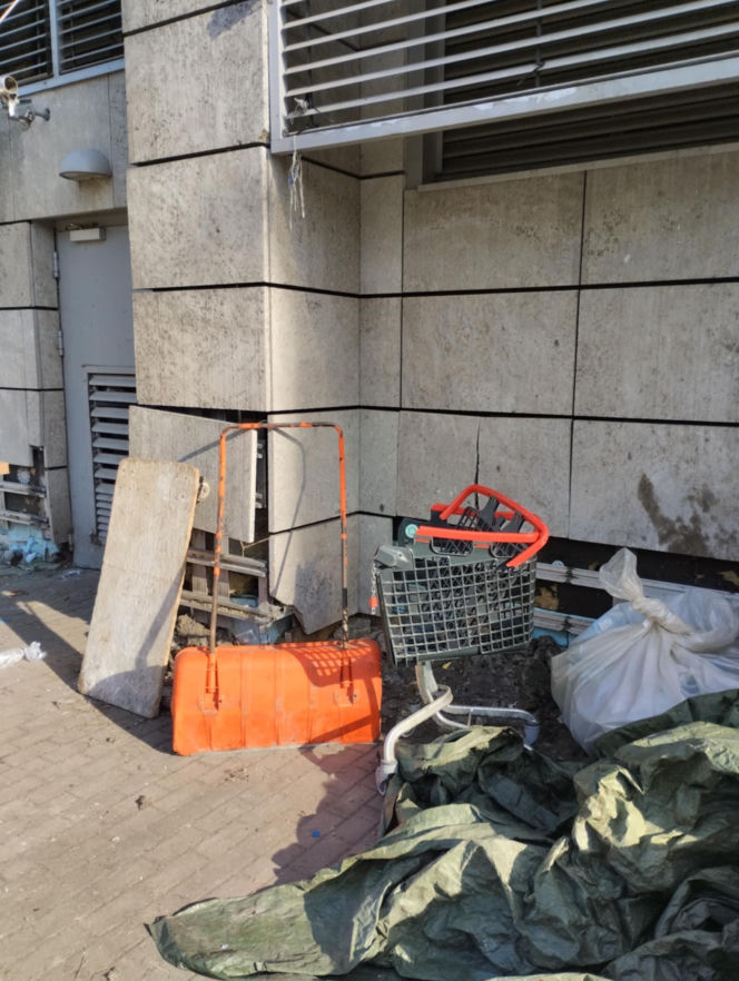 Bałagan na zapleczu warszawskiej Biedronki