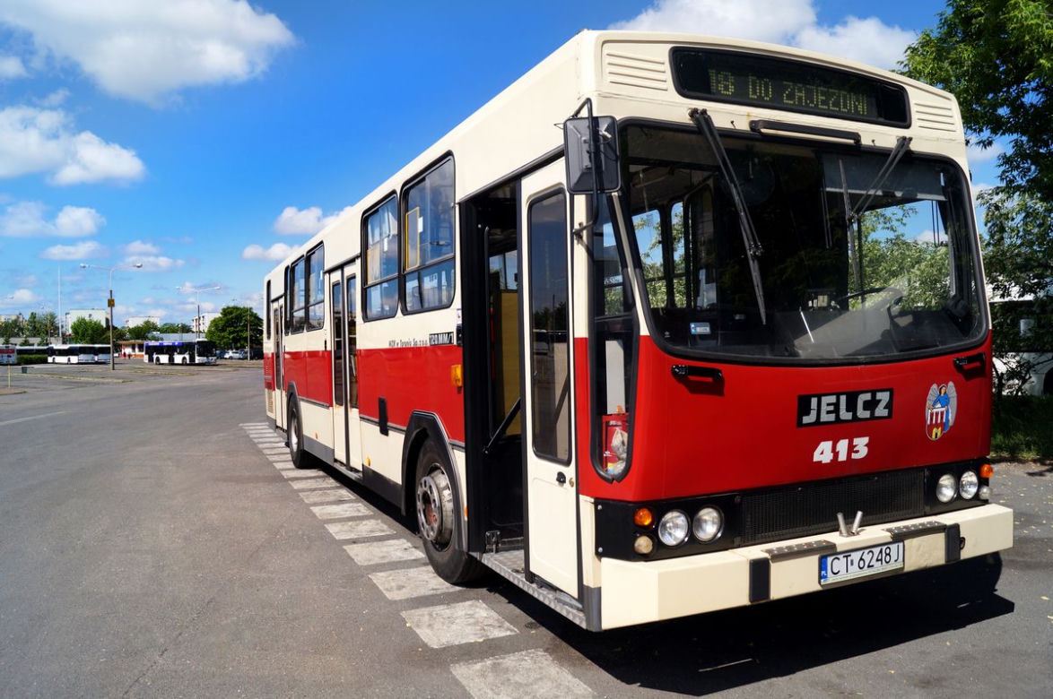 98 lat temu autobusy wyjechały na ulice Torunia. Zobaczcie, jak się zmieniały pojazdy MZK