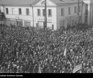 Tłum manifestantów w Białymstoku. 1939 rok
