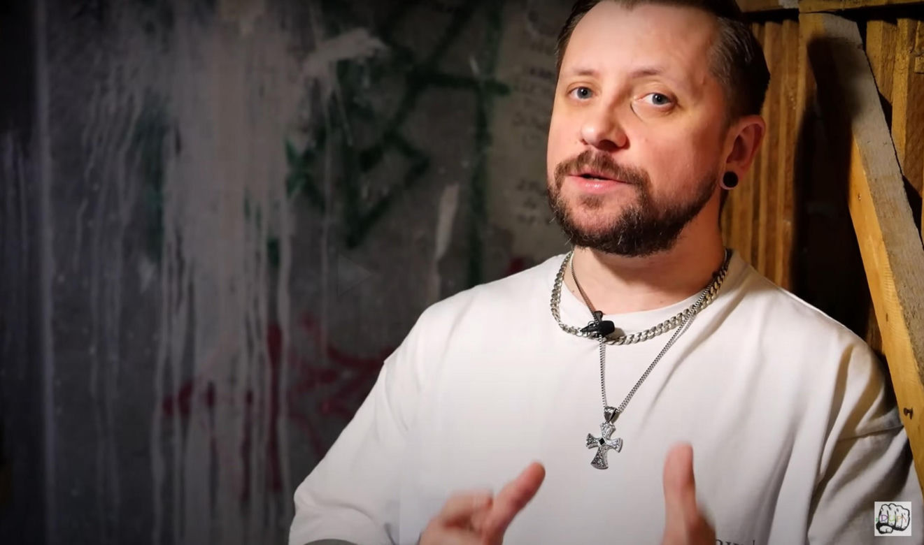 Człowiek Warga - Maciej Dąbrowski