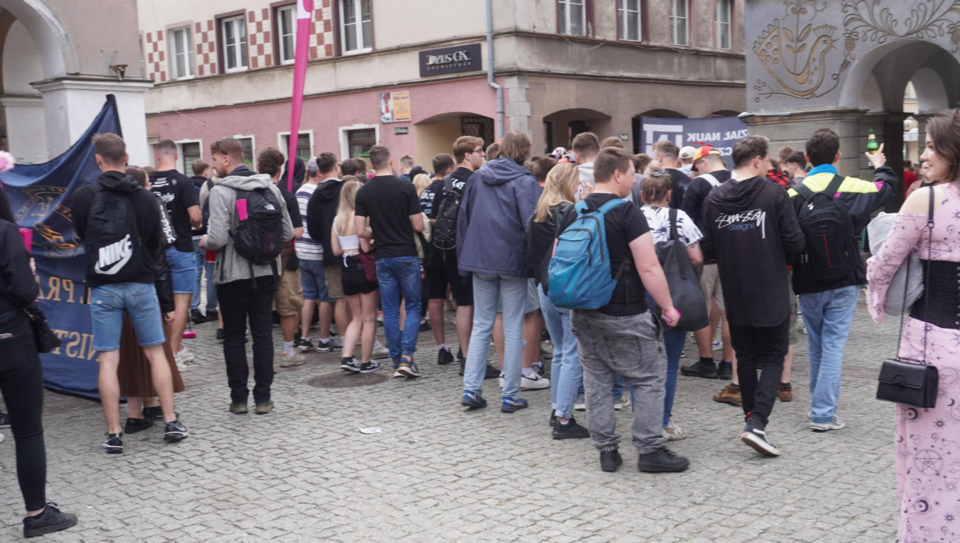 Kortowiada 2024. Parada Wydziałów przeszła ulicami miasta. Studenci tłumnie wzięli udział w imprezie