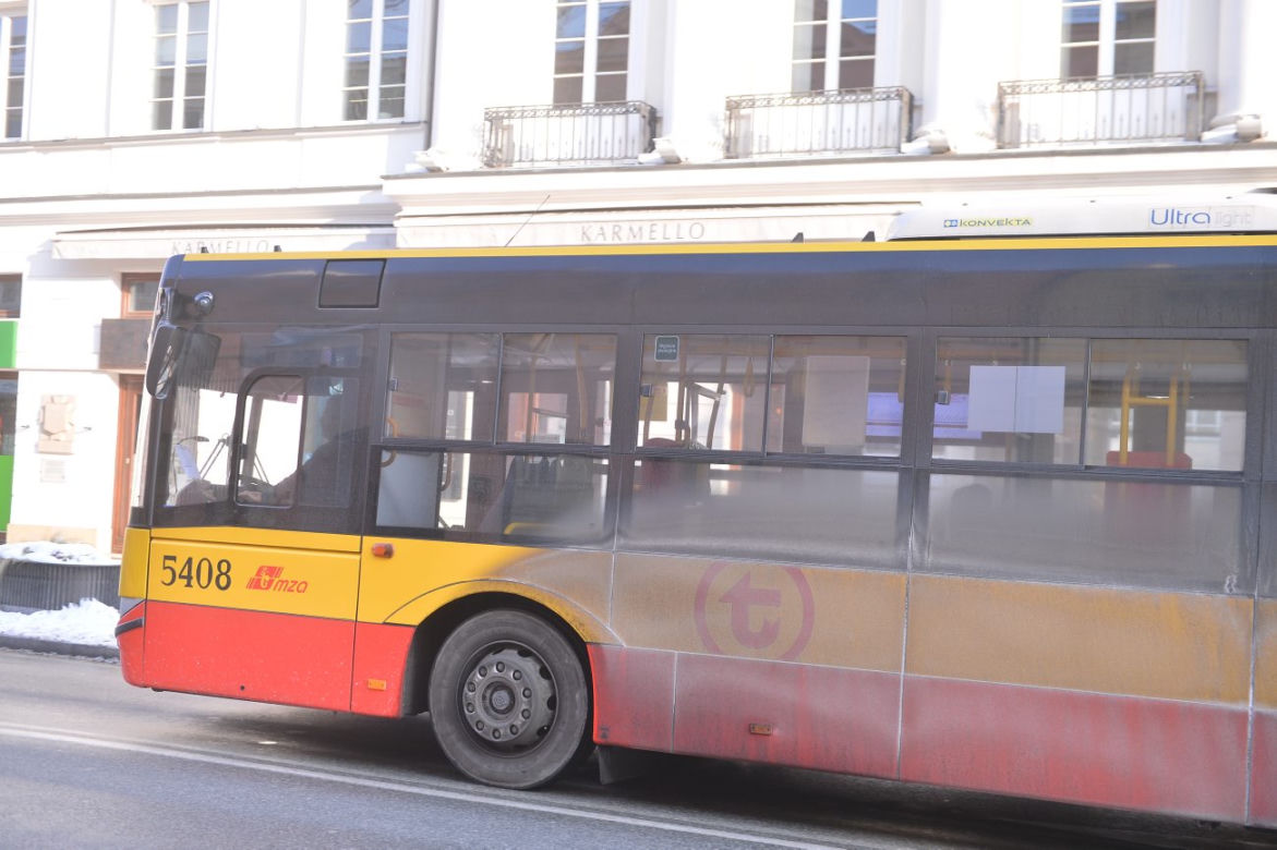 Wożą pasażerów brudasami