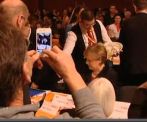 Angela Merkel oblana piwem przez kelnera