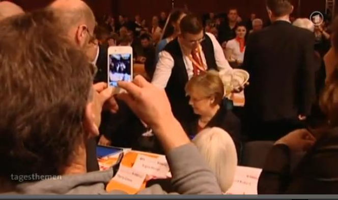 Angela Merkel oblana piwem przez kelnera