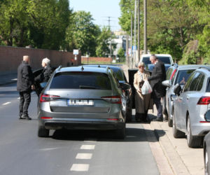Jarosław Kaczyński na cmentarzu nie był sam. Pewna kobieta nie odstępowała go na krok