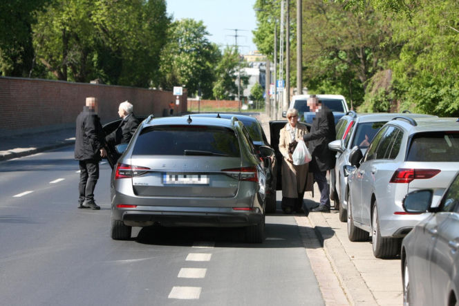 Jarosław Kaczyński na cmentarzu nie był sam. Pewna kobieta nie odstępowała go na krok