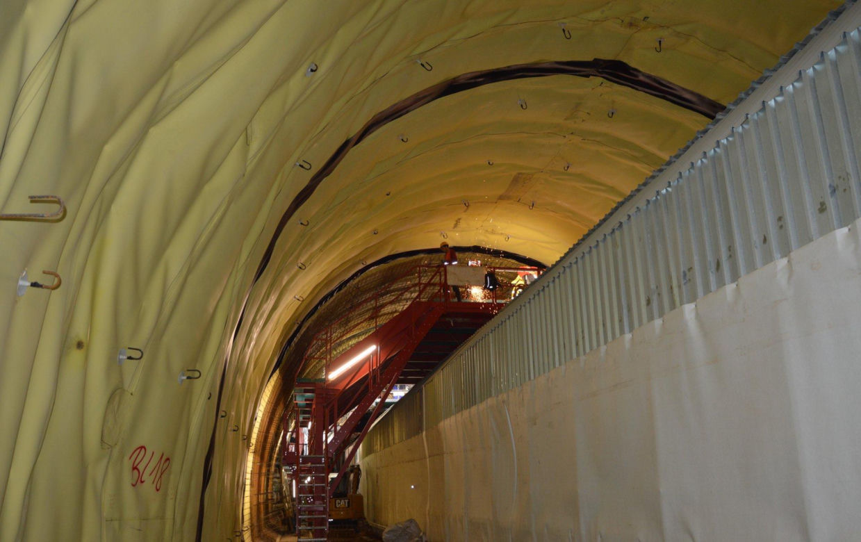 Poszerzają tunel kolejowy Wrocław Jelenia Góra