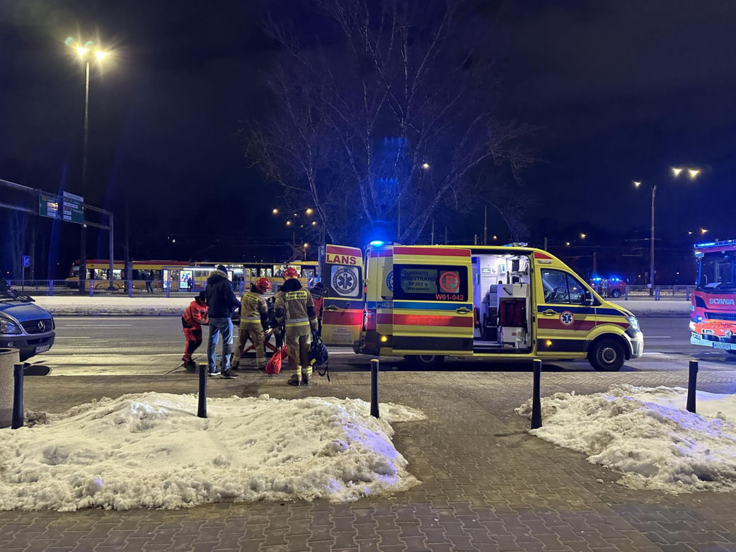 Wypadek na stacji metra. Jedna osoba znalazła się pod pociągiem