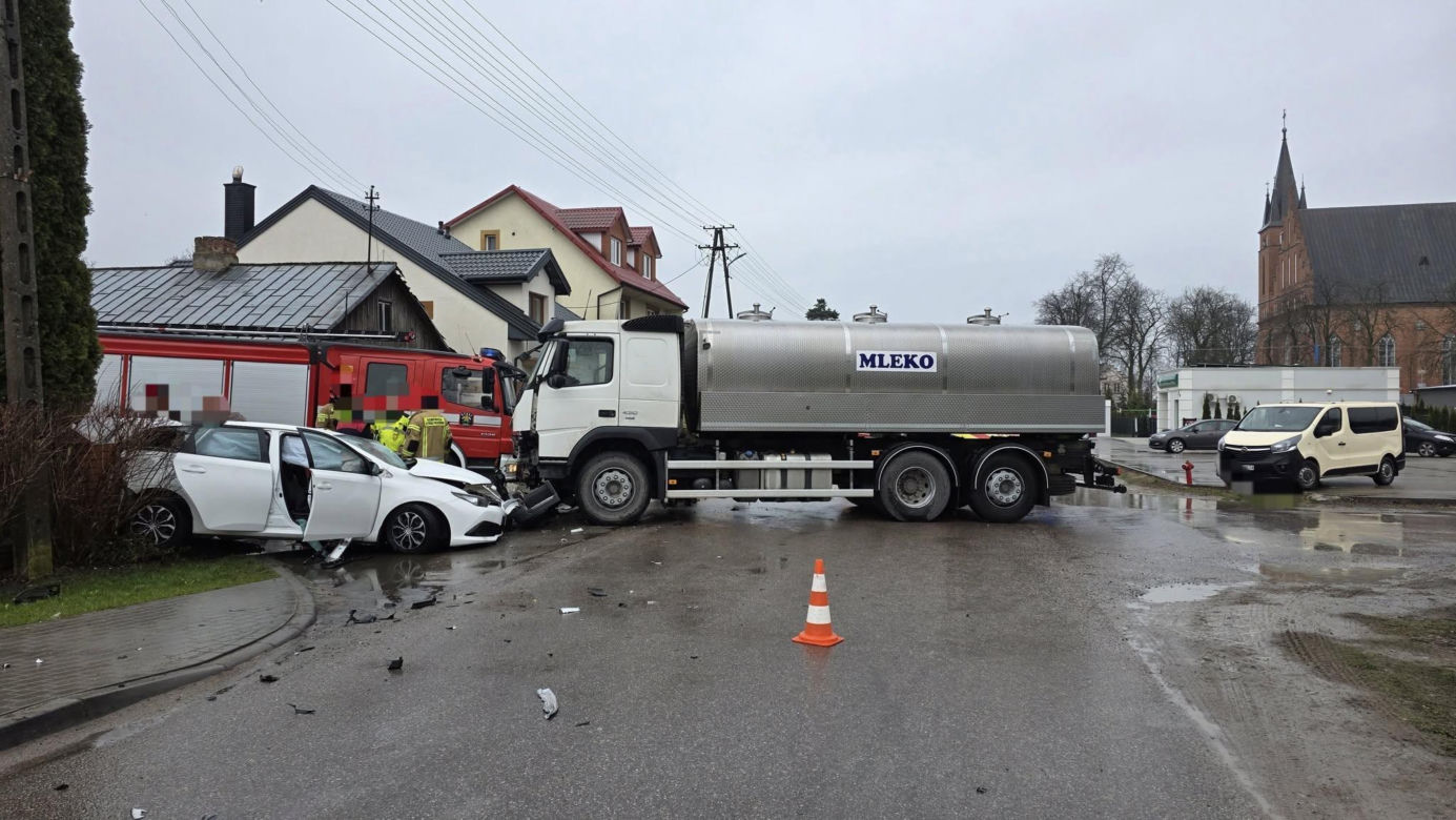 Groźny wypadek w Krzesku-Majątku. W aucie zakleszczona była jedna osoba