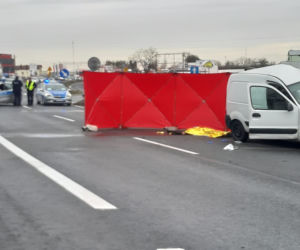 Tragiczny wypadek na S7: TIR zmiótł osobówkę z drogi