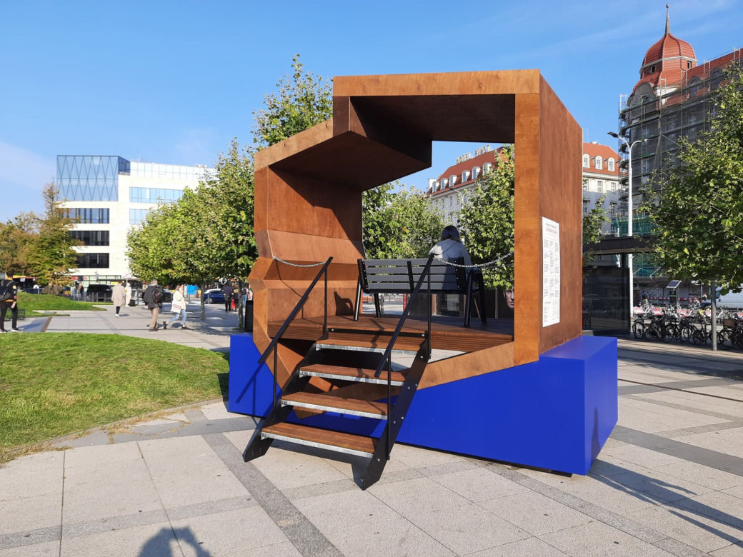 Instalacja stanęła przed Dworem Głównym PKP