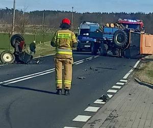 Wypadek na DK 16. CIĄGNIK ROZPADŁ SIĘ NA PÓŁ po zderzeniu z osobówką [ZDJĘCIA]